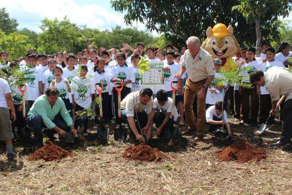 Besuch von Alejandro Moreno Cárdenas (Regierungschef von Campeche, Mexiko) und dem Präsidenten der Nationalen Forstbehörde Mexiko mit Maskottchen Savi und Botschaftern von Plant-for-the-Planet.