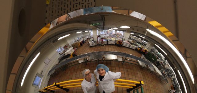Charlotte und Gianna vom Blog-Team besichtigen die Produktion der Sorte Hafer + Banane.